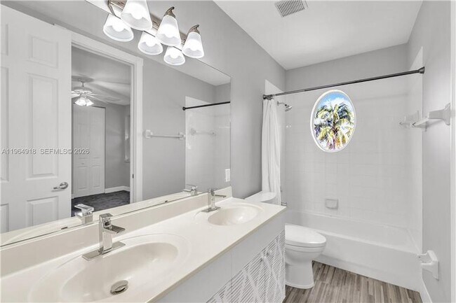 Foto del edificio - 558 NW 118th Ave