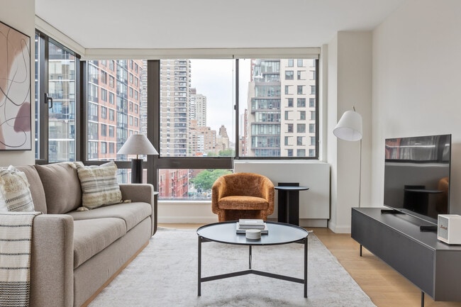 Building Photo - 255 W 94th St