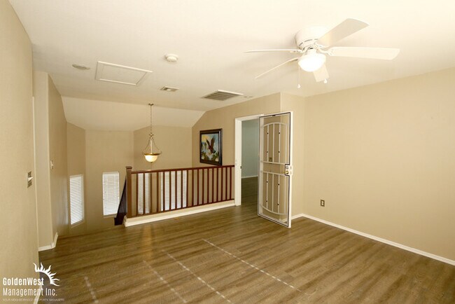 Foto del edificio - Spacious 3Bdm 2.5Ba Two-Story Home in Henderson