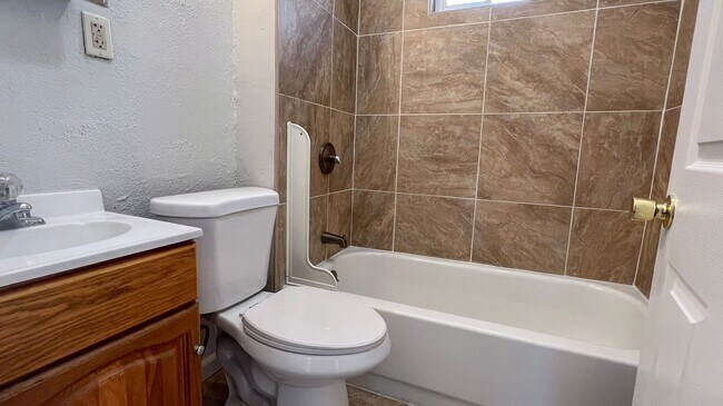 Foto del edificio - Remodeled Single Family House