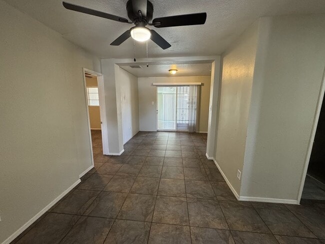 Building Photo - 5 Bedroom Near GCU
