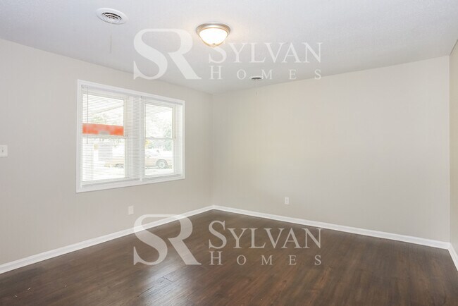 Foto del edificio - The living is easy in this 3 bedroom, 1.5 ...