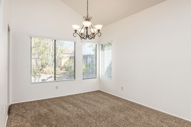 Building Photo - 5070 Summerhill Dr