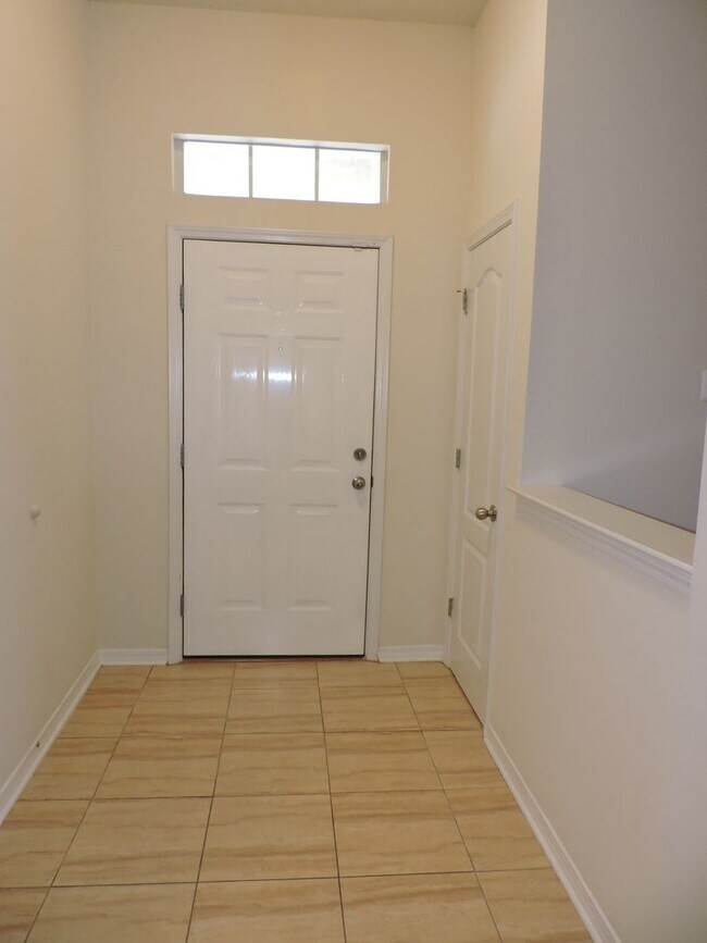 Foto del edificio - Easy access to shopping, interstate & Navy...