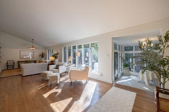 Foto del edificio - 922 Barton Woods Rd NE