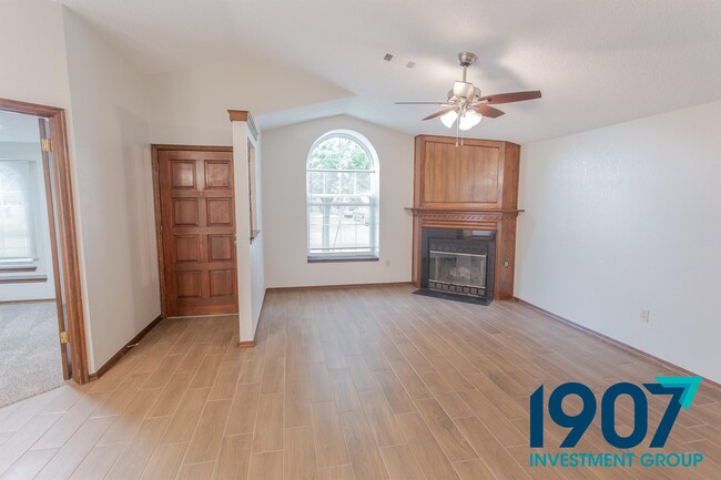 Building Photo - 2102 Briarcliff Dr