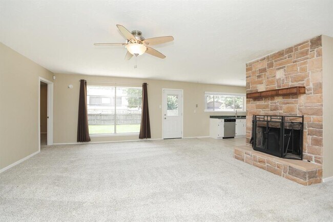 Foto del edificio - 15822 Whipple Tree Dr