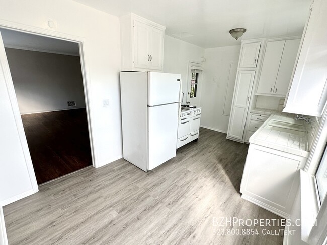 Building Photo - Renovated 1Bedroom 1Bathroom In Prime Holl...
