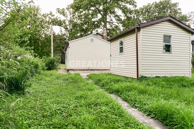 Building Photo - 2220 Gaebler Ave