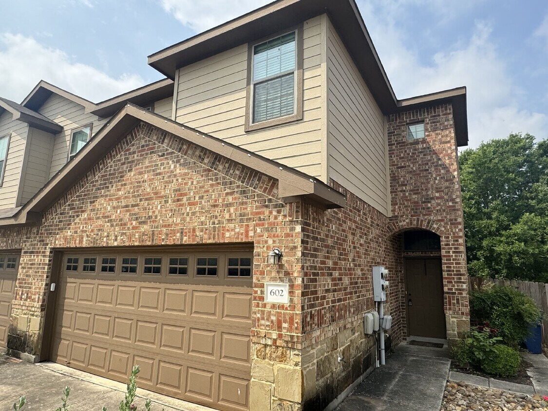 Foto principal - Adorable 2 story duplex on Creekside Circle