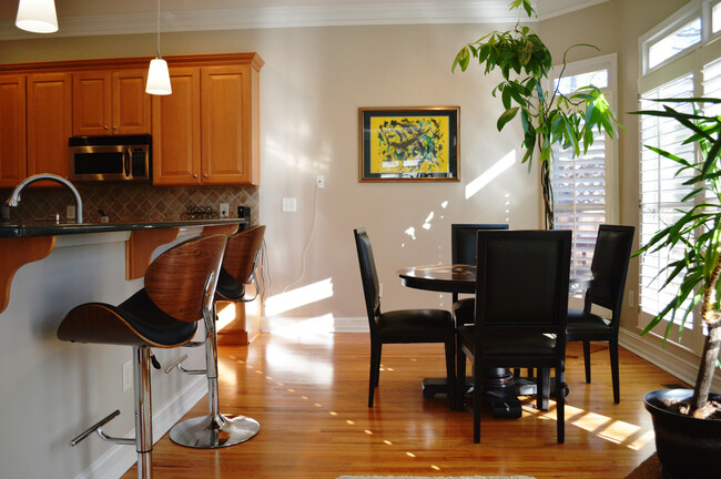 Breakfast Nook - 889 Lenox Ct NE