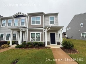 Building Photo - 921 Robbie Jackson Ln