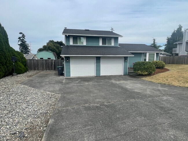 Building Photo - Spacious and Comfortable 3 Bedroom Home