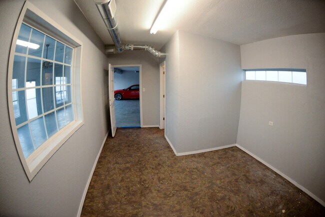 Building Photo - 1513 S Armstrong Ave