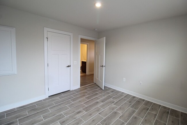 Building Photo - 105 S Peak Dr