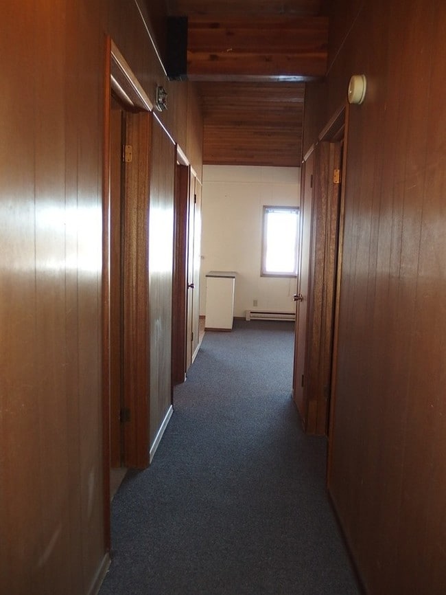 Building Photo - Queen Road Apartments UNDER NEW MANAGEMENT
