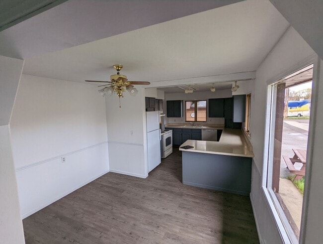 Building Photo - Beautiful Four Bedroom Two Bathroom House ...
