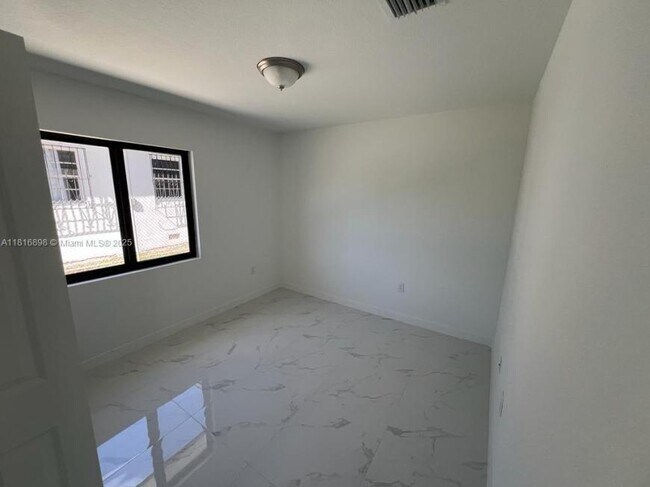 Building Photo - 3 bedroom in Miami FL 33150
