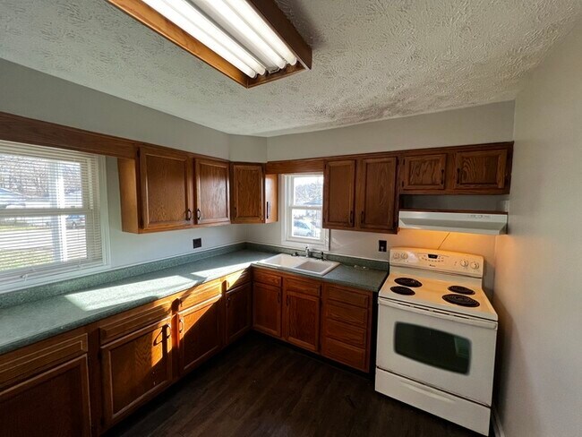 Building Photo - 2 Bedroom / 1 Bathroom Home