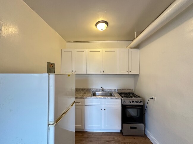 Building Photo - 2432 N Linden Pl