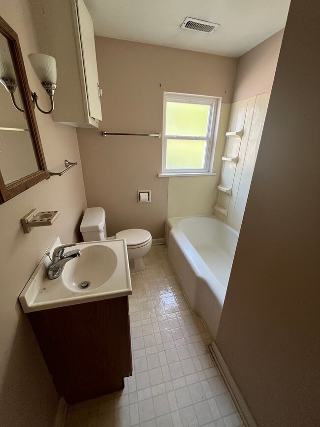 Building Photo - Spacious one bedroom apartment in Alton