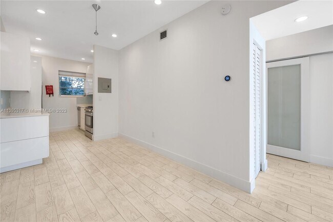 Building Photo - 905 Michigan Ave