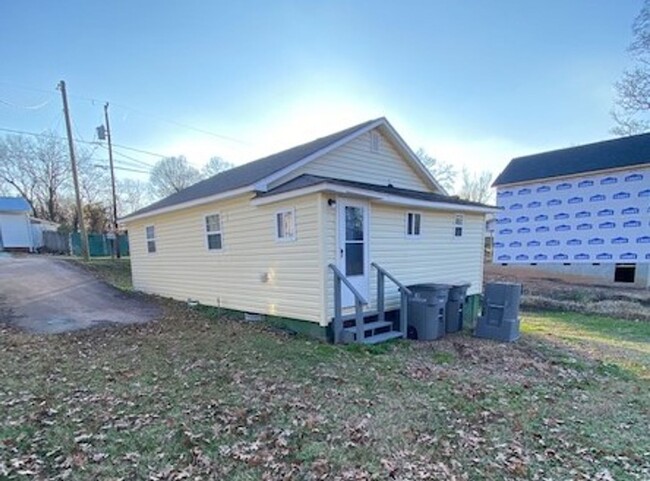Building Photo - Updated 2 bed, 1 bath near uptown Kannapolis
