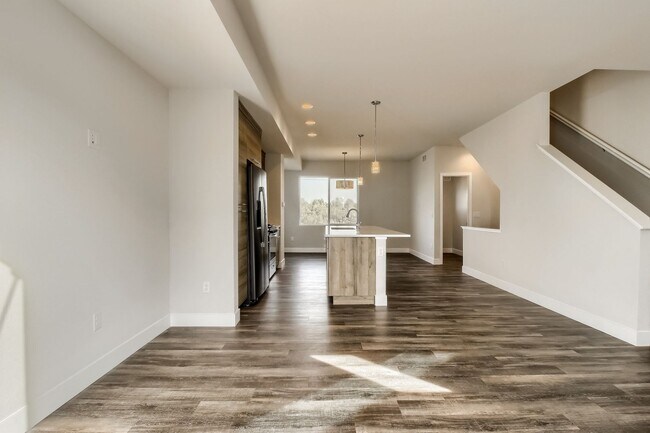 Foto del edificio - New Townhouse steps from Sloan's Lake!