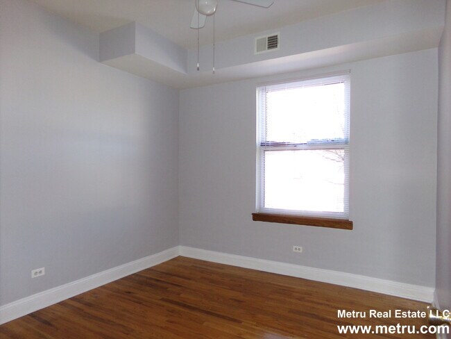 Building Photo - 4454 N Sheridan Rd
