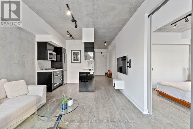 Building Photo - 39 Brant St