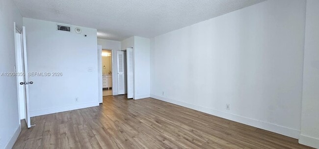 Foto del edificio - 3300 NE 192 St