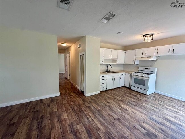 Building Photo - 117 W Garden Dr