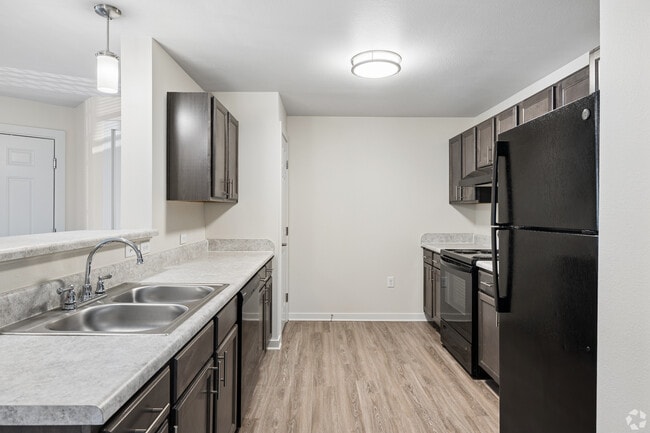 Building Photo - The Creek at Cottonwood