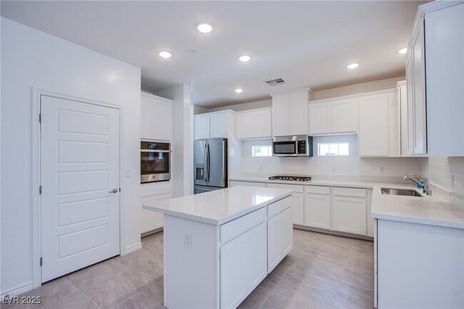 Building Photo - 2555 Hampton Rd