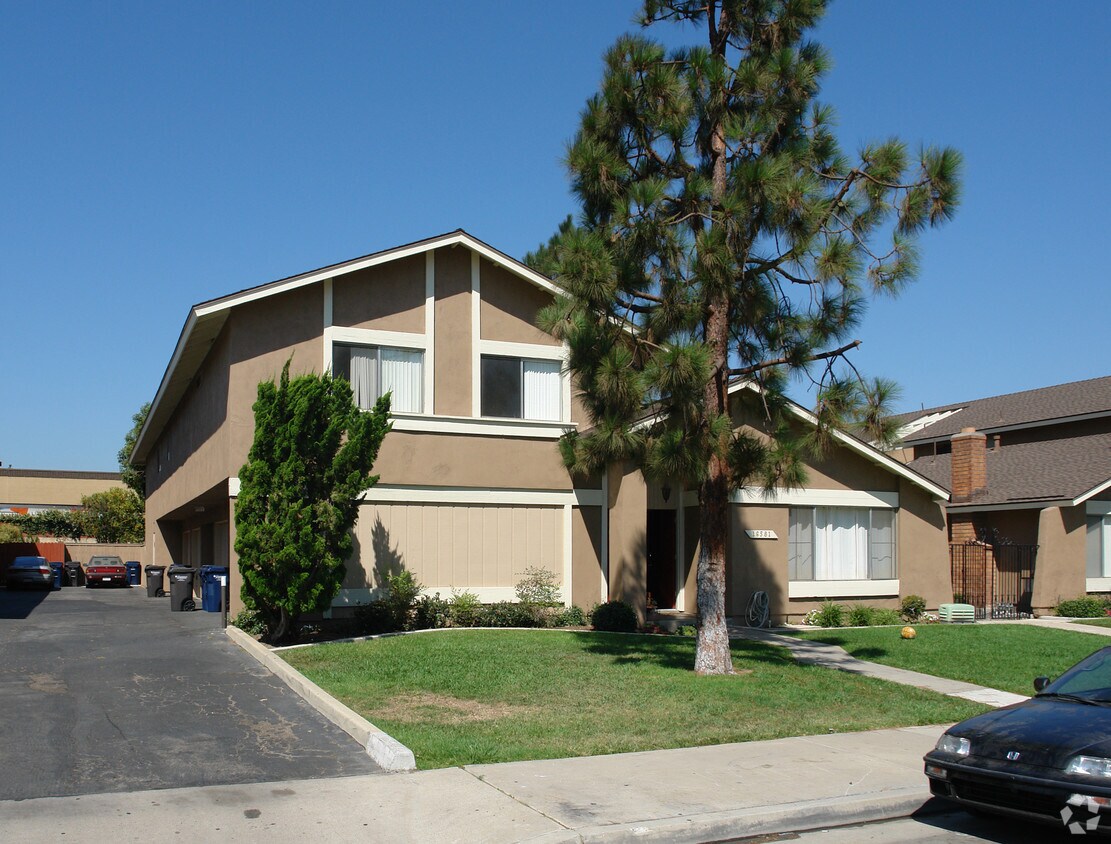 Building Photo - 16581 Regina Cir