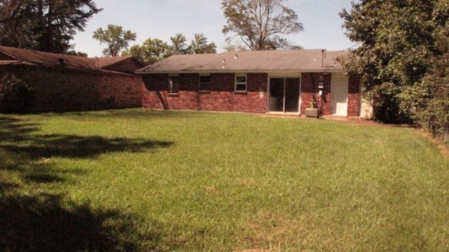 Building Photo - 2703 S Taft St