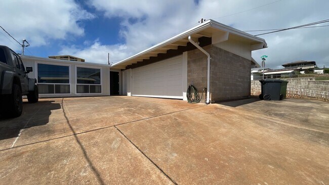 Foto del edificio - Single Family Home in Lower Halawa Hts.