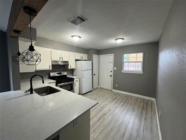 Building Photo - 4900 E Stassney Ln