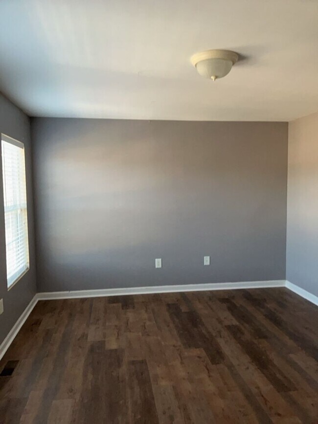 Building Photo - Recently reduced and ready to go!  Move in Specials also available so act fast! Spacious 2 Bed/2....