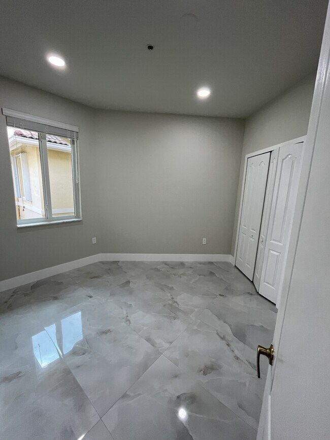 Foto del edificio - 8906 W Flagler St