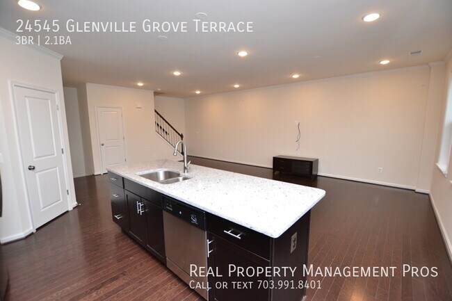 Building Photo - Beautifully Maintained 4 Level End Unit To...