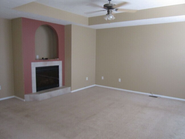 Building Photo - Beautiful 3 Bedroom Home in Gated Neighbor...