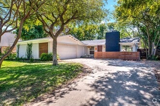 Building Photo - Mid-century North Branch home minutes from...