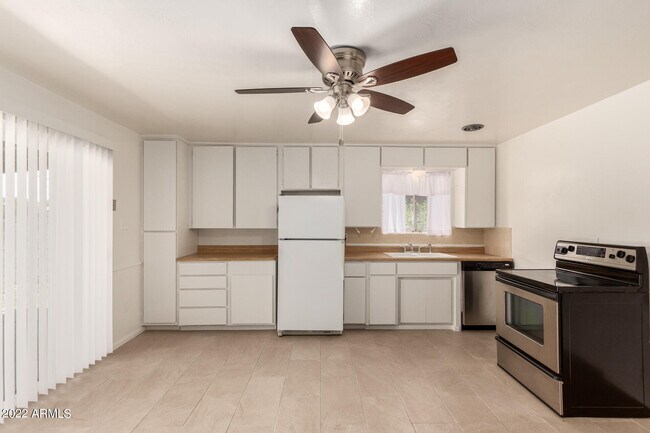 Building Photo - 1407 E El Camino Dr