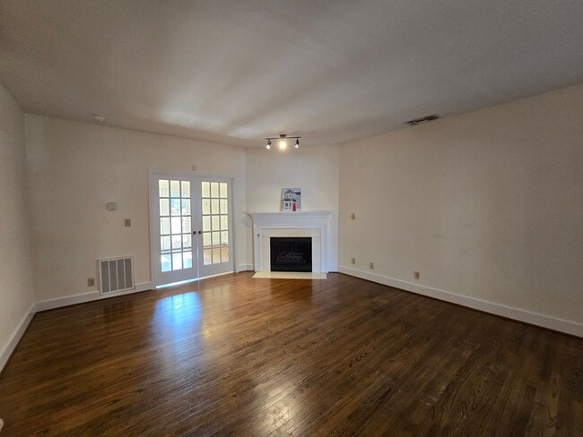 Building Photo - 733 Victorian Pl