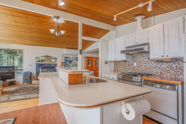Building Photo - Gorgeous Langley Home With Water View and ...