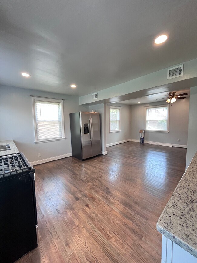 Foto del edificio - 1016 Jamestown Ave