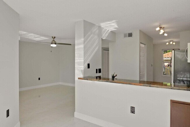 Building Photo - 8103 Glenmoor Dr