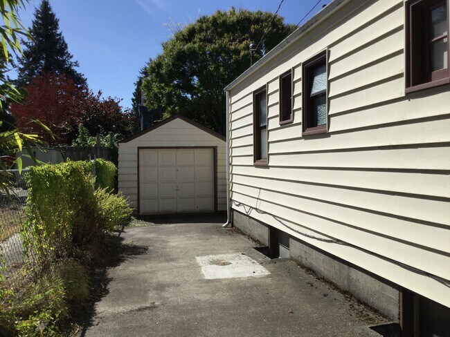 Foto del edificio - Charming Home in Seattle-Maple Leaf Area!