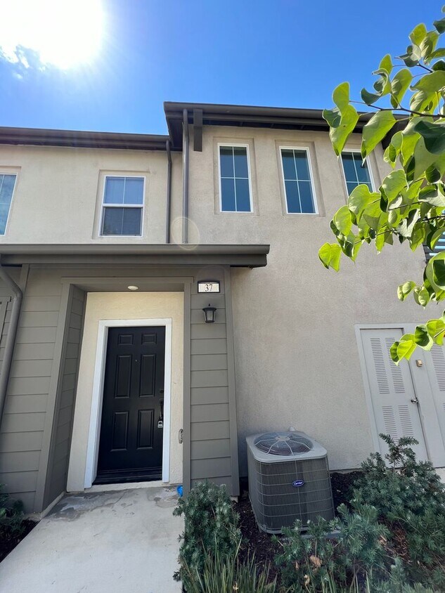 Foto principal - Beautiful 2 Bedroom 2 Bath Townhome